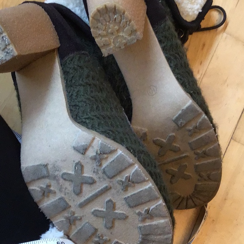 Women’s Green Lace-Up Heeled Boot with Shearling Cuff - Picture 7 of 8